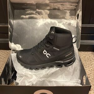 On Running hiking boots